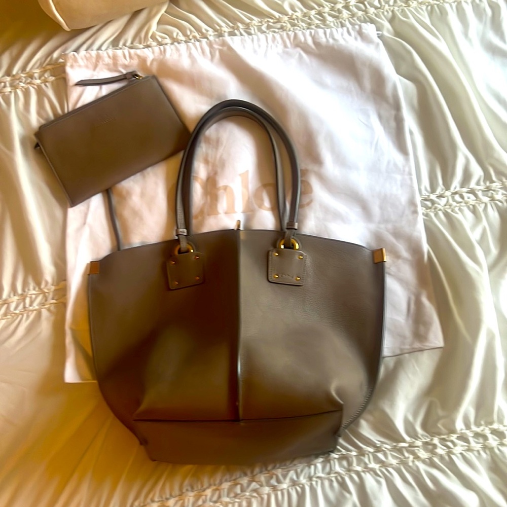CHLOE 
Smooth Calfskin Medium Vick Tote Motty Grey